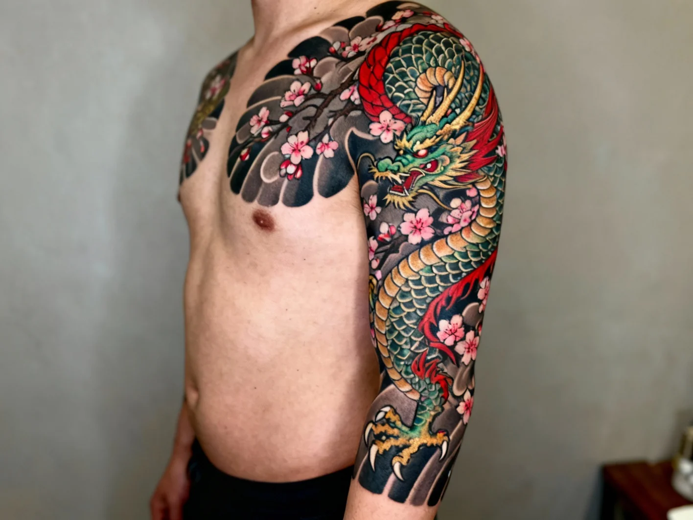 Tatouage japonais avec carpe koi et motifs traditionnels