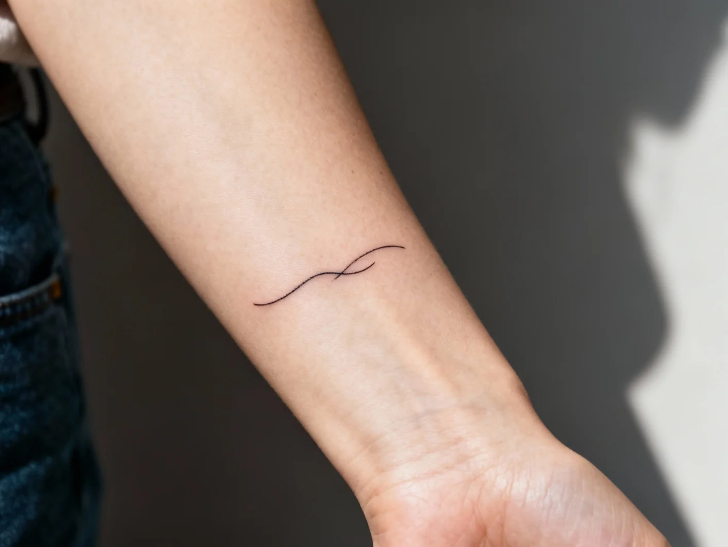 Tatouage minimaliste avec lignes fines et design epure